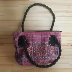 エスニック柄のバッグ
