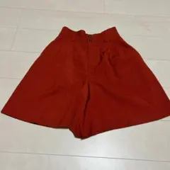 赤色ボタン付きキュロット