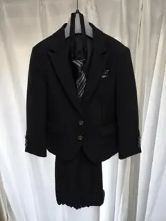 【キャサリンコテージ】フォーマルスーツ ブラック 110cm ネクタイ付き