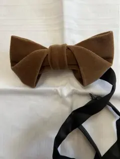 ブラウン ベルベット ボウタイ バックル付き