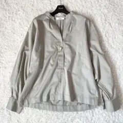 エブール ebure メタルパーツバンドカラーブラウス 神崎恵 Mサイズ