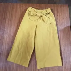 山吹色のキュロットパンツ