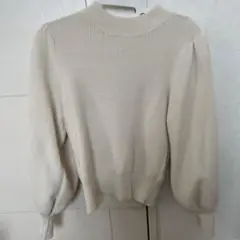 白　セーター　ニット