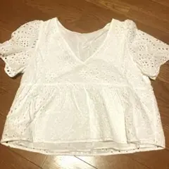 刺繍入りホワイトVネック半袖トップス♡
