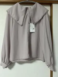 薄いピンクの大きな襟ブラウス