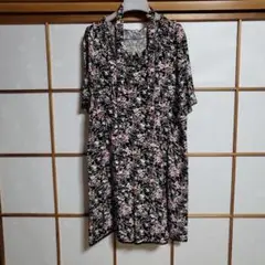 花柄 フリルネック ひざ丈ワンピース