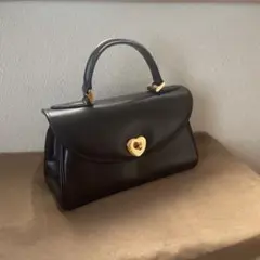 黒のハンドバッグ ハート金具付き