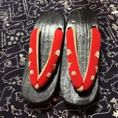鼻緒の椿の刺繍が可愛い下駄