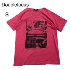 美品　ダブルフォーカス　メンズVネックTシャツ グラフィックプリント　サンゴ系