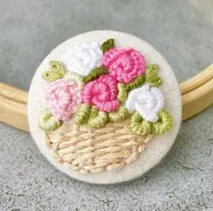 ⭐︎フラワーバスケット⭐︎ 刺繍ブローチ　ハンドメイド　くるみボタン