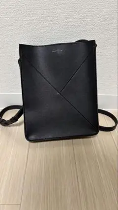 シンプル ブラック ショルダーバッグ