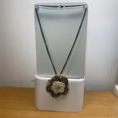 花モチーフ ネックレス とブレスレット２点 ワイヤーブロンズ、刺繍ベージュ