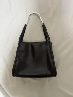 黒のハンドバッグ