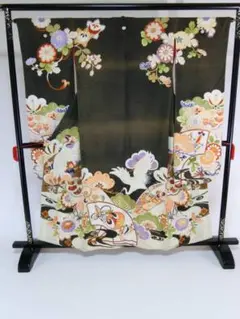 Bアンティークお仕立て上り正絹振袖 黒地に花、鶴模様 金糸刺繍 染め抜き紋五つ紋