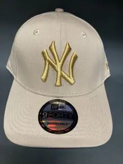 New Era NYロゴBeige色Gold刺繍キャップ男女用フリーサイズ