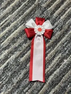 赤と白のリボンロゼット