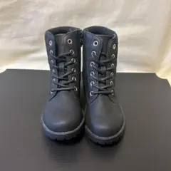 黒いジッパー付きブーツ