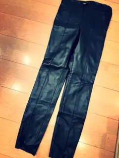 ZARA レザー風パンツ