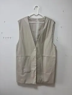 ベージュ 合成皮革 ノースリーブベスト