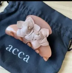 新品同様 acca 中クリップ レザーフラワー スワロフスキー