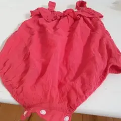 【まとめ買い対象品】赤いフリル付きロンパース
