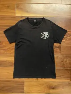 DEUS デウス ブランドロゴ バックプリント Tシャツ ブラック