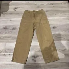 ベージュ ストレートフィット チノパン