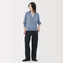 薄い青のVネックカーディガン　無印良品