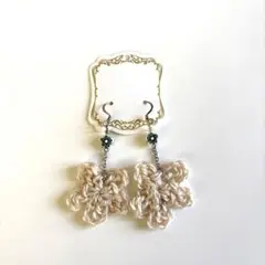 【週末セール】新品ハンドメイド 花の形 かぎ針編みピアス美品プレゼントに