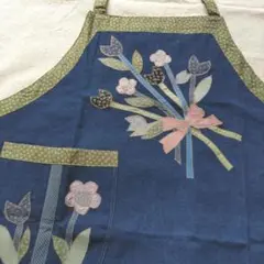 エプロン　デニム生地　花柄パッチワーク　ハンドメイド