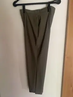 有木のP2 オリーブグリーン ストレッチが効いたパンツ　裾のカットがおしゃれ