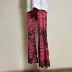 赤と黒のタイダイ フレアヨガパンツ