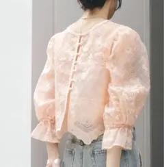 【KBF】 オーガンジー刺繍クロップドブラウス(ONE／ピンク)