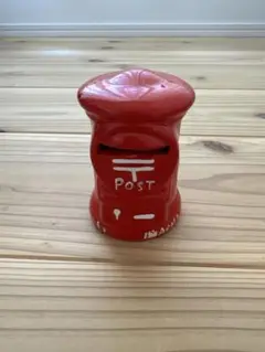 赤い郵便ポスト型貯金箱