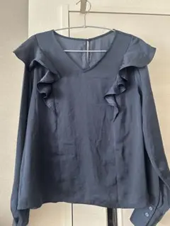 【美品】フリル付きダークブルー長袖ブラウス