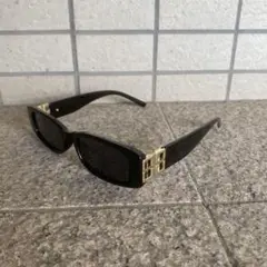 ブラックスクエアサングラス ゴールドディテール