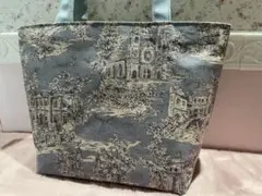 トワルドジュイ柄のトートバッグ　ポケットいっぱい　帆布使用　くすみブルー