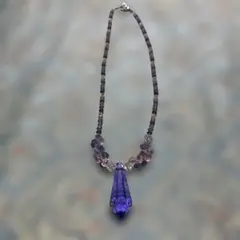 紫色のクリスタルネックレス