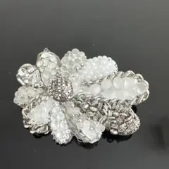 期間限定値下げ花形シルバーブローチ オートクチュール刺繍