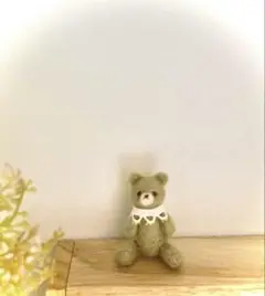 ナチュラルカラーのおすわりくまさん　ミニチュア