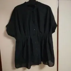 黒いボタンアップシャツ 半袖