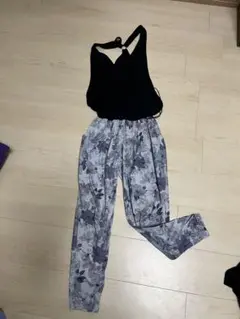 ［美品］チャコット　黒トップスと花柄パンツセットアップ S