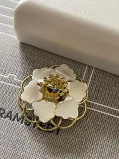 天然貝　花型ブローチ