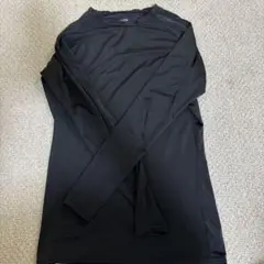 黒い長袖アンダーシャツ