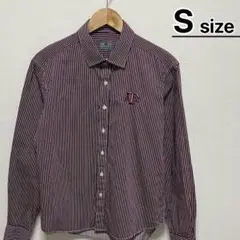USA古着　カジュアルシャツ　長袖　S　ワインレッド　ストライプ　カレッジ　ロゴ