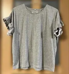 ehkä söpö フリル付きグレーTシャツ