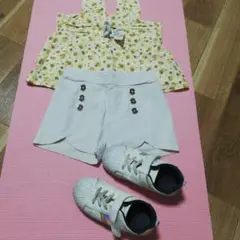 花柄トップスと白ショートパンツセット