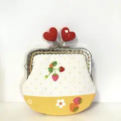 可愛いイチゴとリトルフラワー柄のがま口(レッドハート玉付)