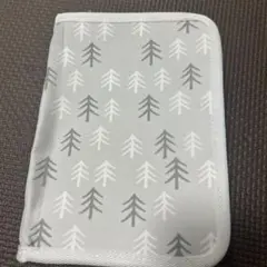 新品未使用　グレーの木の模様 母子手帳ケース　カード入れ、　ボールペン入れあり。