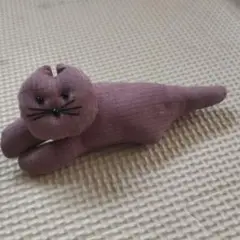 紫色の猫？謎の動物ブローチ